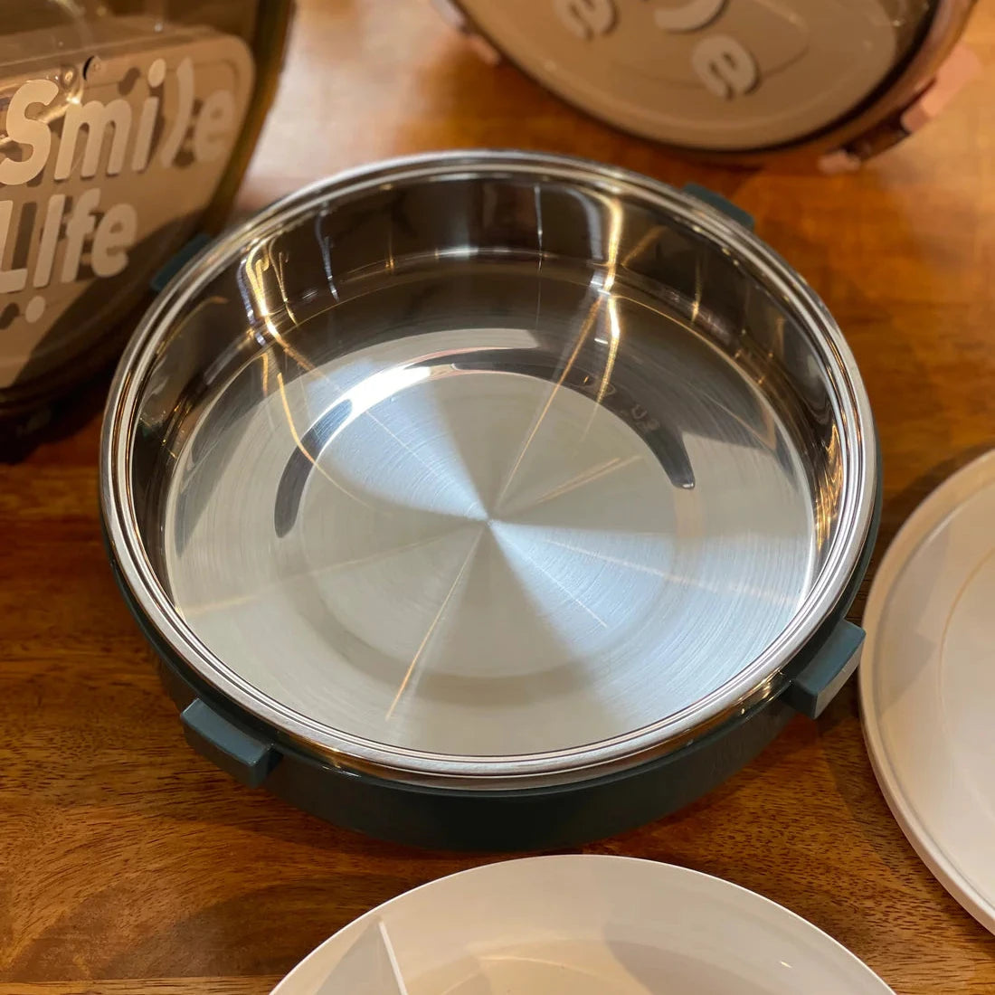 Sleek Round Lunch box 🎁
Leak proof